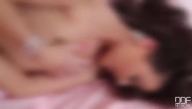 La bella belga non è riuscita a trattenersi e si è segata la passera in bagno