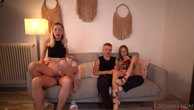 Facciamo sesso accanto agli amici che guardano la tv concentrati