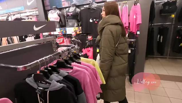 Durante lo shopping la ragazza ha succhiato il ragazzo nel camerino del negozio
