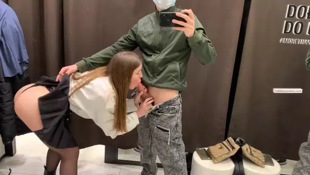 Rischio e succhio al mio ragazzo nel camerino del negozio mentre nessuno guarda
