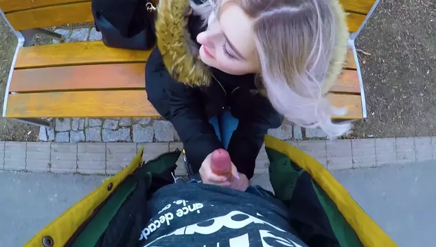 Porno pickup a pagamento in un parco pubblico con una ragazza sexy