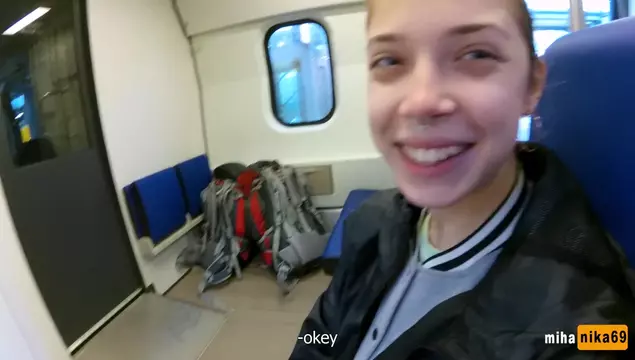 Idiota! Voleva prendermi per debole, invece gliel'ho succhiato proprio sul treno!