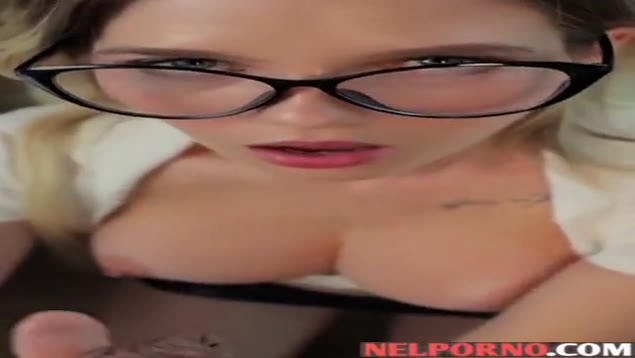 Bionda russa con occhiali alza la gonna di pelle per un sesso in prima persona