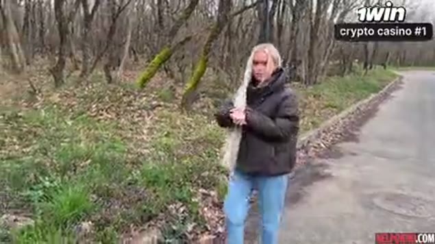 Il pick-up artist invita una bionda russa per un caffè e se la scopa in prima persona