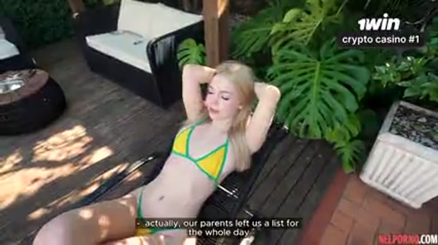 Bionda russa in bikini nel cortile di casa non rifiuta sesso in prima persona