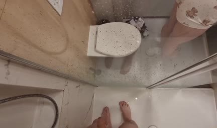 In un porno in prima persona la coppia si scopa nel bagno