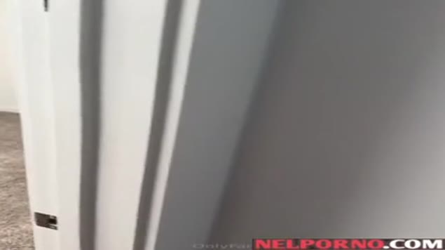 Bionda sexy apre eroticamente le gambe