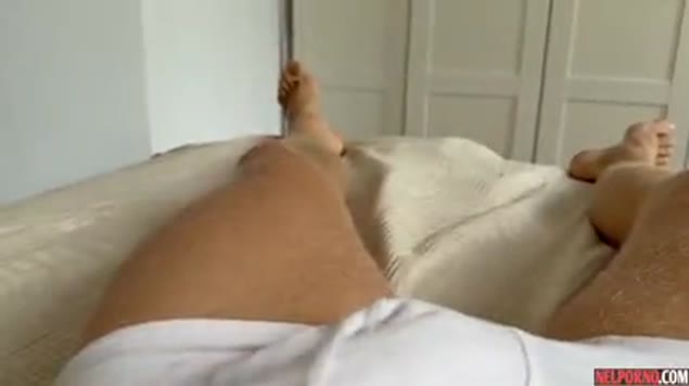 Nel porno casalingo la troietta fa un pompino da urlo in ginocchio