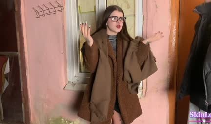 Studentessa russa si mette a pecorina davanti al compagno di corso