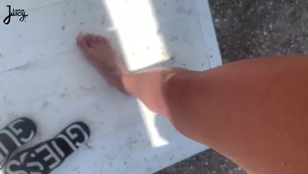 Si è nascosta in una cabina in spiaggia e si è segata la figa