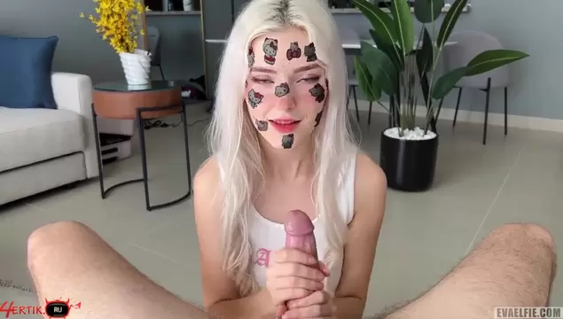 La russa carina Eva Elfie vuole un creampie nella fighetta rosa