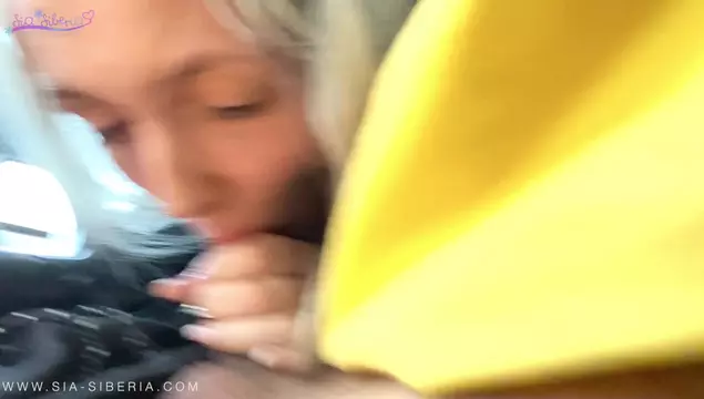 Bionda ninfomane fa un pompino al suo ragazzo in macchina durante il viaggio