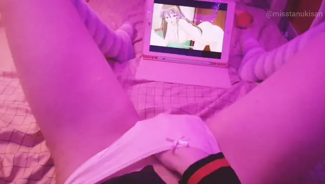 Giovane ragazza guarda porno anime e si accarezza la figa bagnata