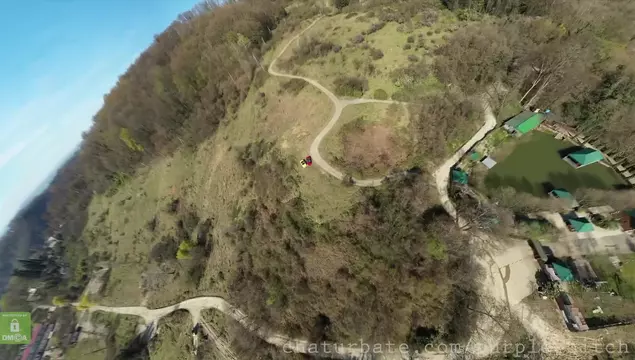 Tripla sega di troiette calde su auto di lusso in mezzo alla natura